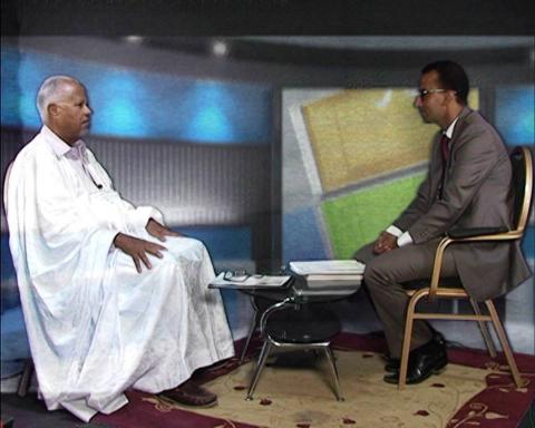 الراحل الوزير الشيخ مع الزميل عبد المجيد ولد إبراهيم خلال حلقة من حلقات برنامج "ضيف وحوار " 