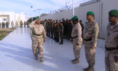 العقيد الحسن ولد مكت يحيي بعض الضباط في الثانوية العسكرية في نشاط سابق 