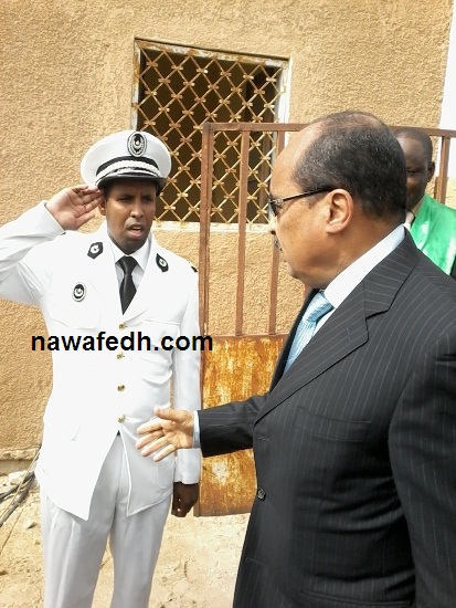 حاكم الميناء يحيي الرئيس عند دخوله إعدادية الدار البيضاء 
