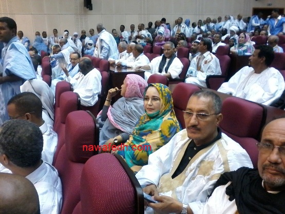 المكلفة بمهمة في الوزارة الأولى المفتشة أمتها بنت الحاج تظهر وسط الصورة مع بعض الحضور 