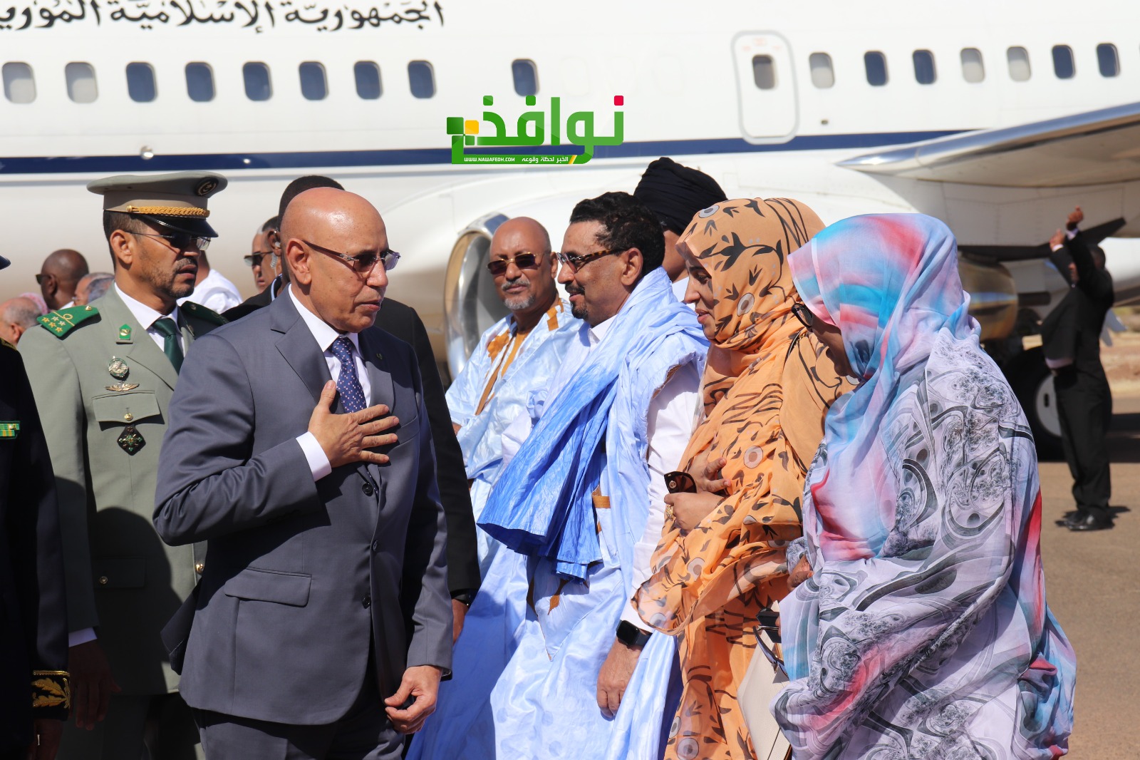 صورة من مصافحة رئيس الجمهورية للسفير خلال زيارته الأخيرة للنعمة/ نوافذ