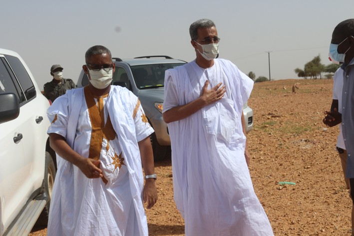 الوزير رفقة والي لعصابة لحظة وصوله لمصنع الألبان 