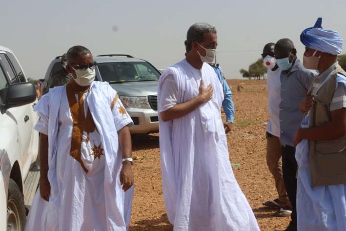 وزير التنمية الريفية رفقة والي لعصابة يحيي مستقبليه بمصنع الألبان 