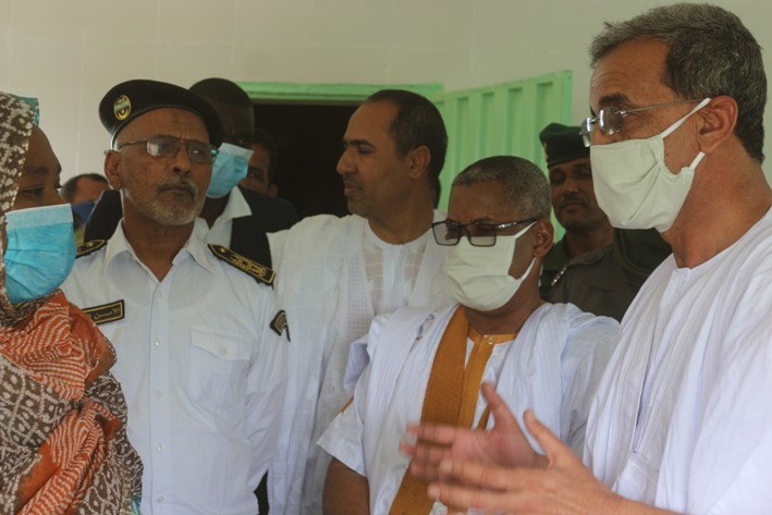 الوزير يتلقي شروحا فنيا عن مصنع الألبان 