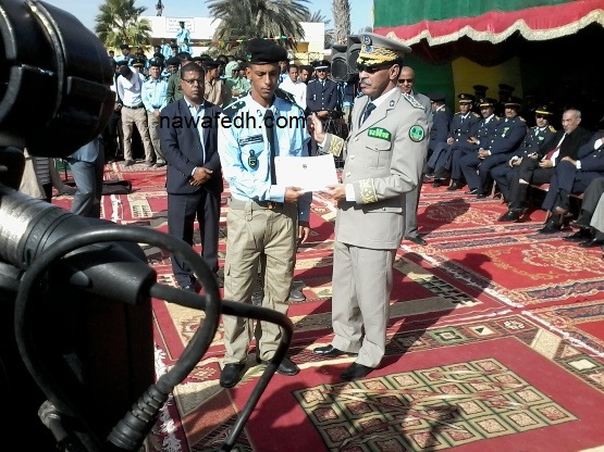 الجنرال مسغارو يسلم شهادة تكريم لأحد الوكلاء المتفوقين 