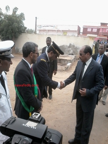 الرئيس يصافح والي ولاية نواكشوط الجنوبية لحظة وصوله إلى مركز الحالة المدنية بعرفات 