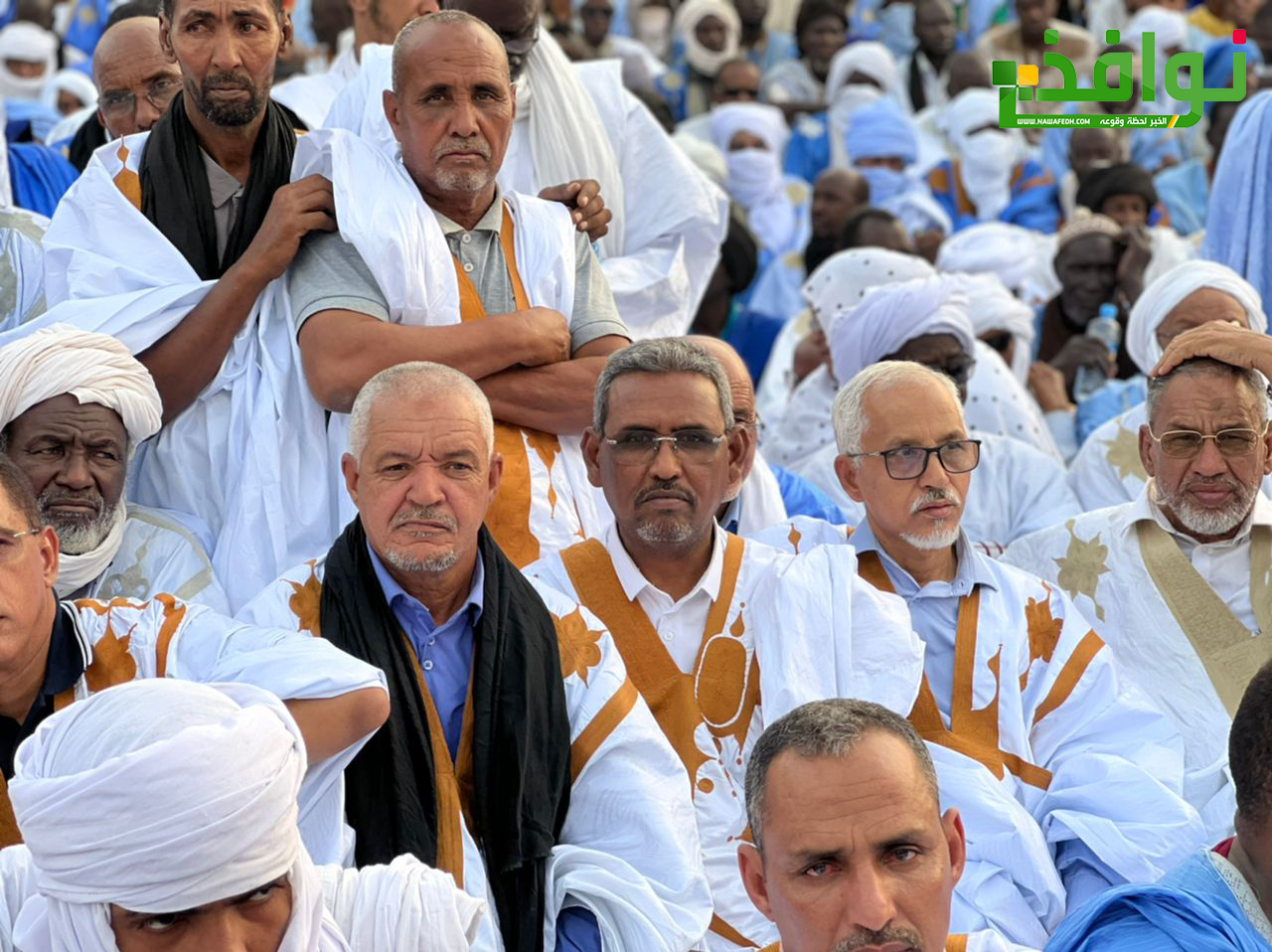 في الوسط يبدو المستثمر محمد فال ولد الكوري مع عدد من أطر الحزب