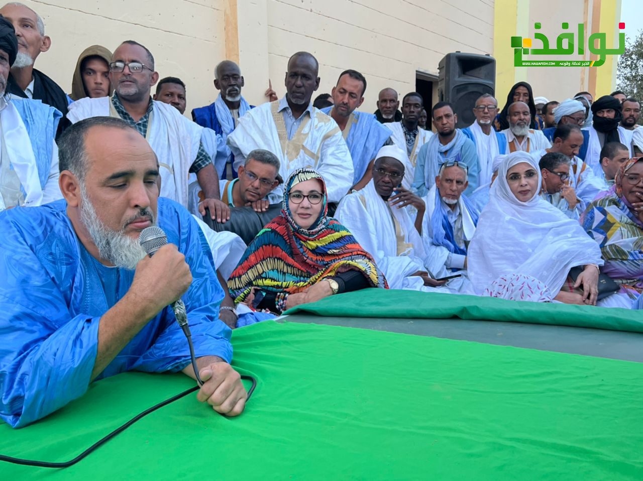 في اليمين تظهر أرملة سيدامين ولد أحمد شلا تليها ممثلة النساء في البعثة الجهوية للحزب مريم بنت امود