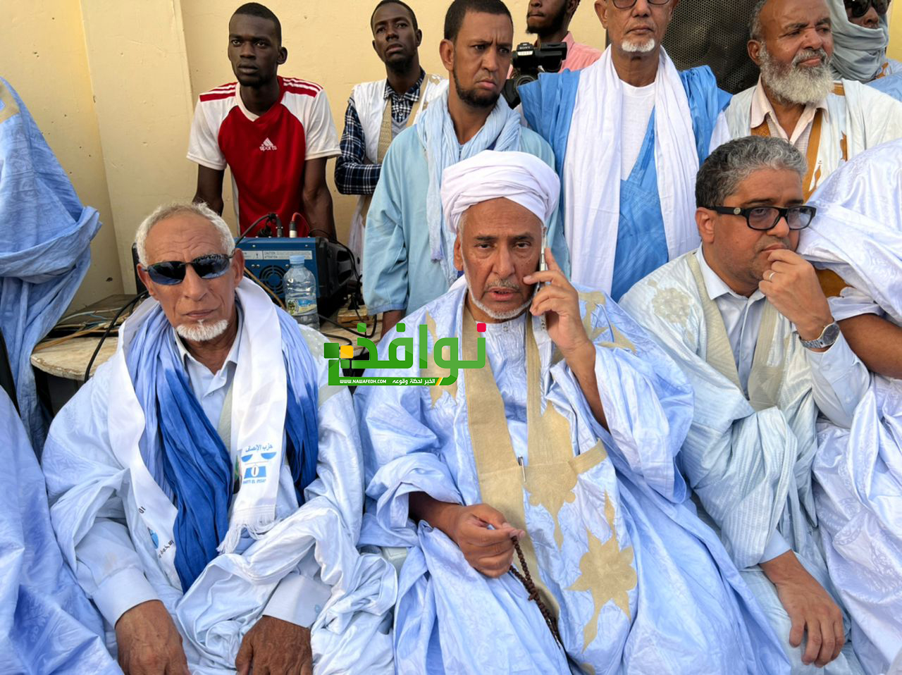 الشيخ سيدي المختار ولد الشيخ عبد الله ممسكا بهاتفه إلى جانب قائد أركان الجيش السابق عبد الرحمن ولد ببكر