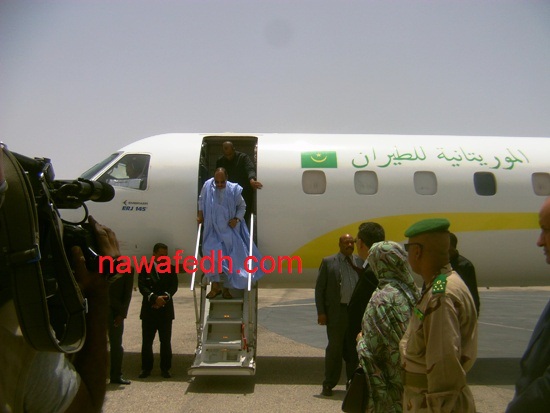 الرئيس لحظة هبوطه من طائرة الموريتانية للطيران التي أقلته إلى نواذيبو 