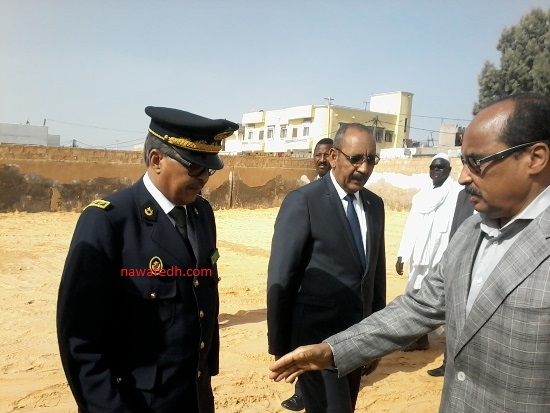 رئيس الجمهورية يصافح والي نواكشوط الغربية 