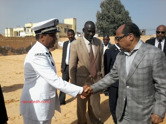 رئيس الجمهورية يصافح حاكم المقاطعة في مستهل زيارته 