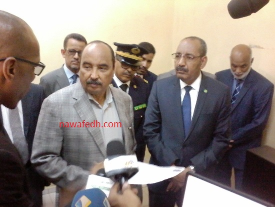 الرئيس يناقش مع رئيس مركز التقييد طريقة سير العمل في المركز 