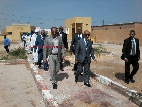 لحظة دخوله مدرسة الشيخ مختار صاغو الابتدائية رفقة وزير التهذيب 