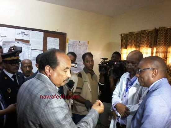 يناقش وزير الصحة ورئيس المركز في سير العمل فيه 