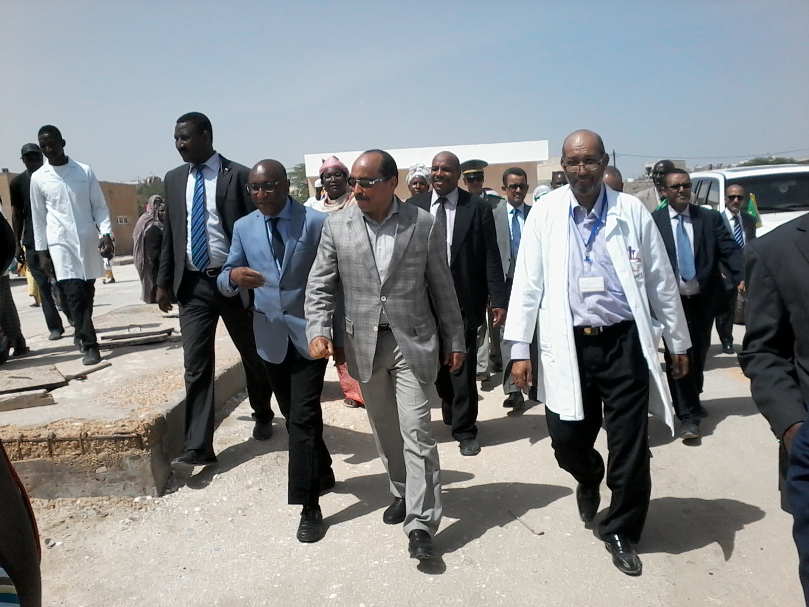 الرئيس خلال تجوله في المركز الصحي بالسبخة 