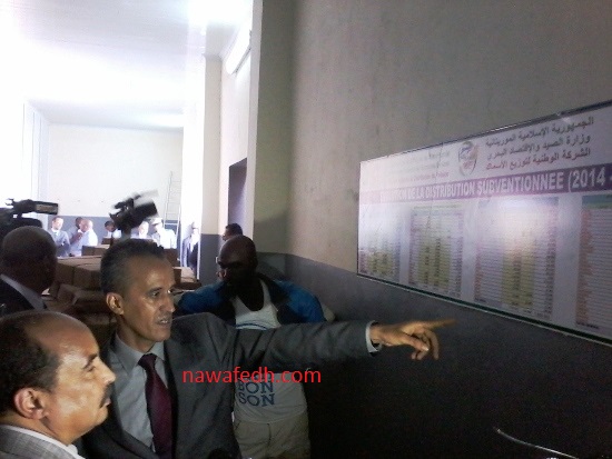 يناقش مدير الشركة الوطنية لتوزيع الأسماك في السبخة 