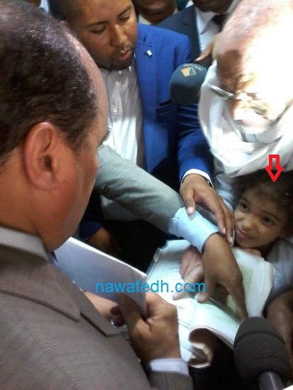 الرئيس يستمع إلى المواطن الذي قابله مع ابنته المحرومة من أوراقها 