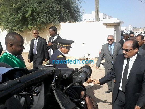 الرئيس يصافح بفتور والي نواكشوط الغربية 