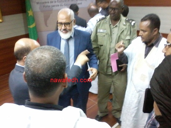 وزير التهذيب يحاور بانفعال الزميل سعد بوه بعد نهاية المؤتمر الصحفي 