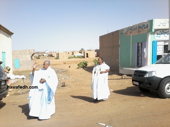 الشيخ سيدي المختار ولد الشيخ عبد الله يقف على جانب الطريق لتحية الرئيس 