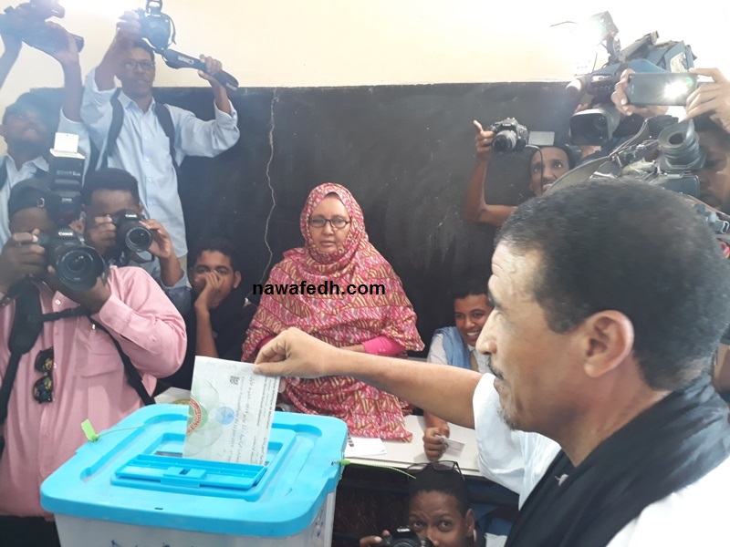 ولد مولود لحظة إدلائه بصوته 