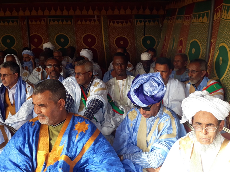 في الصورة يظهر عدد من المنتخبين يتكدسون في مؤخرة الحضور