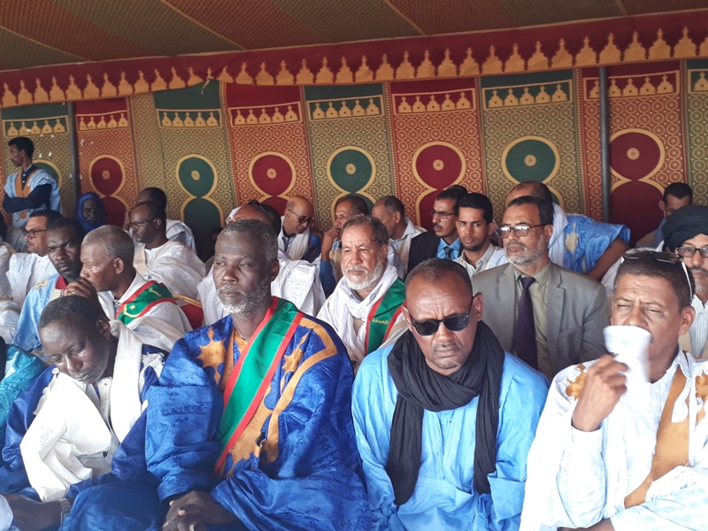 في الصورة يظهر عدد من العمد والنواب بين العامة