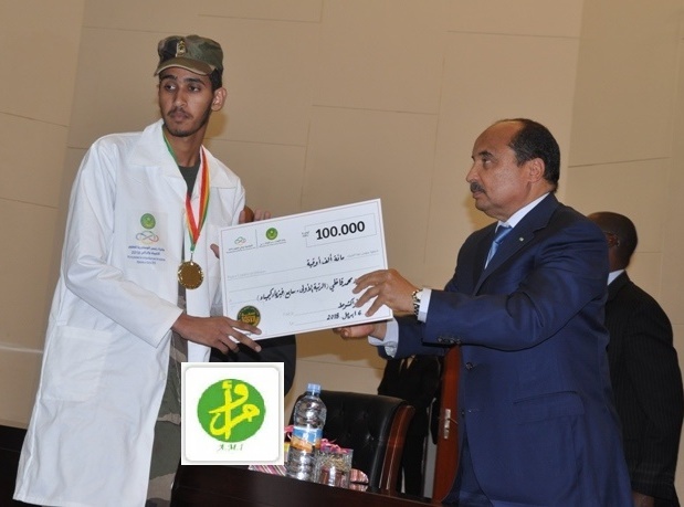 الطالب محمد محمود ولد القاظي يتسلم رئيس الجمهورية جائزة الأولمبياد 2018 مسار الفيزياء 