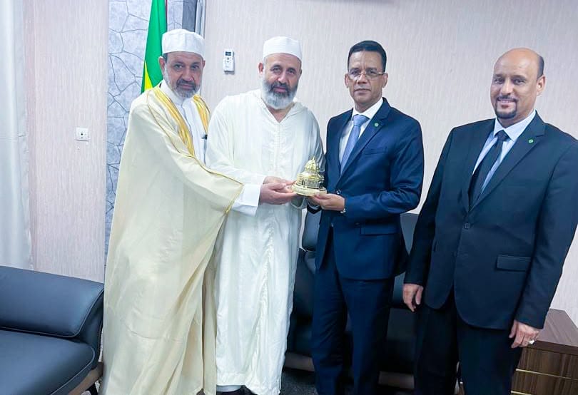 وزير الشؤون الإسلامية يلتقي رئيس هيئة علماء فلسـ.ـطين