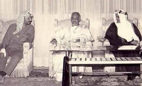 من اليمين الملك فيصل بن عبد العزيز وفي الوسط الرئيس المختار داداه ثم الرئيس ياسر عرفات 