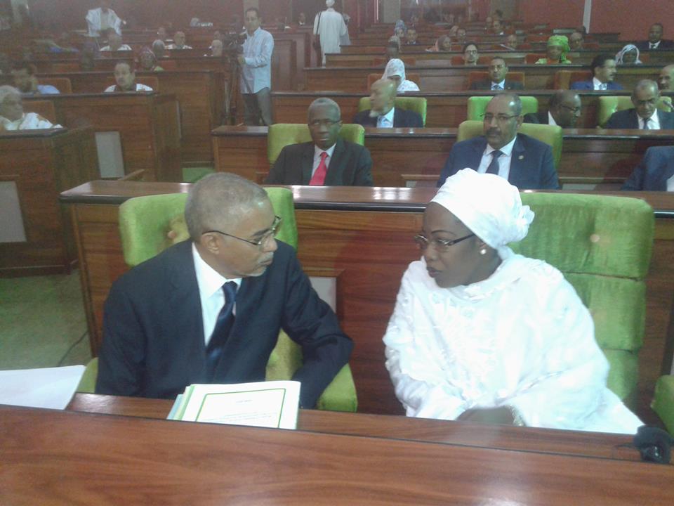 الوزير الأول يحي ولد حدمين في حديث جانبي مع إحدى الوزيرات خلال جلسة البرلمان 