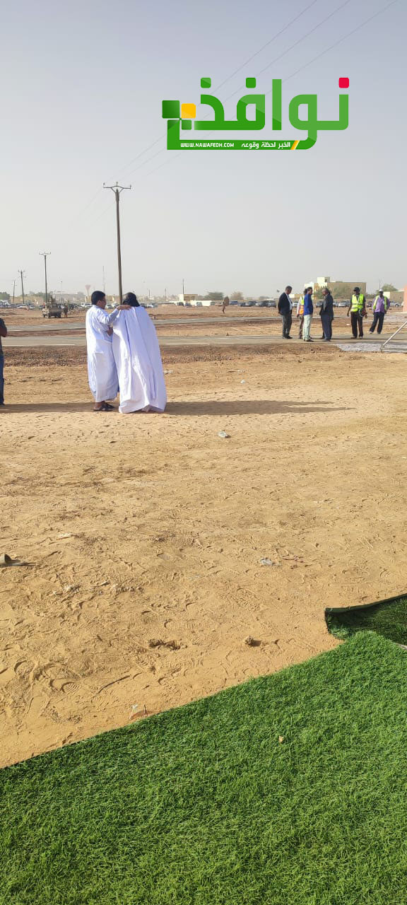 في الصورة الوزير السابق ولد أداعه بعد انسحابه من الحفل احتجاجا على عدم وجود مقعد في الصف الأمامي 