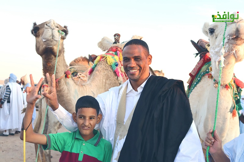 النائب العيد ولد محمد مع الطفل الفائز في السباق لحظة وصوله 