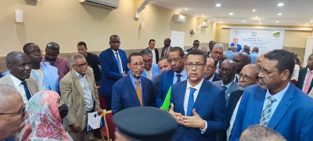 الوزير لحظة انتباهه للكاميرا قبل فراره 