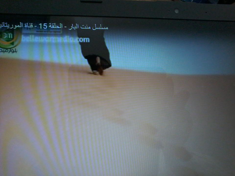 مظهر من مظاهر السفور في المسلسل يبدو فيه ساق ممثلة بنت البار وهي تتبختر 