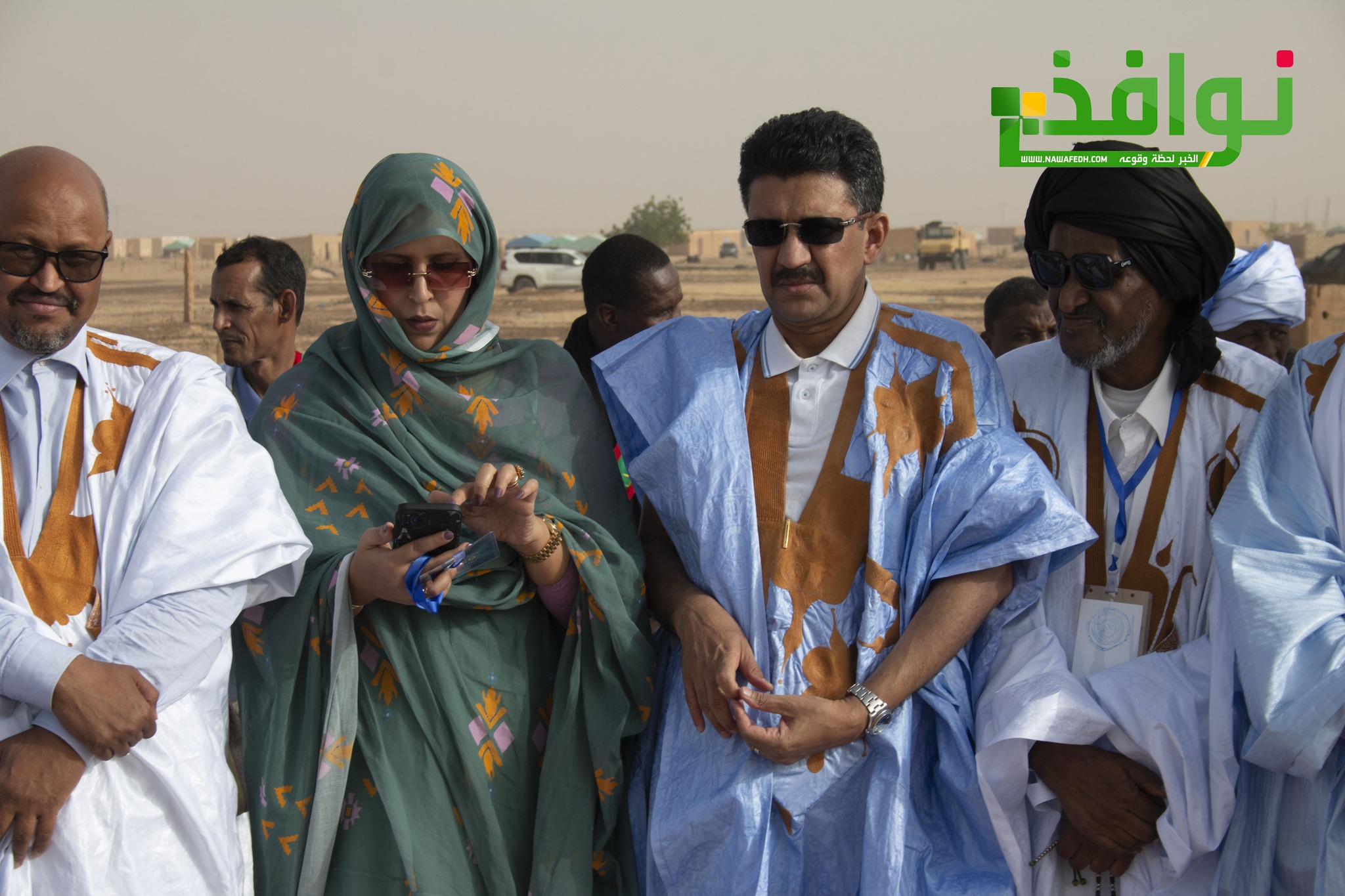 بنت الشيخ عبد الله جنبا إلى جنب مع ولد أداعه ومع ذلك تتشاغل بهاتفها عنه ــ جراح الزمن ــ 