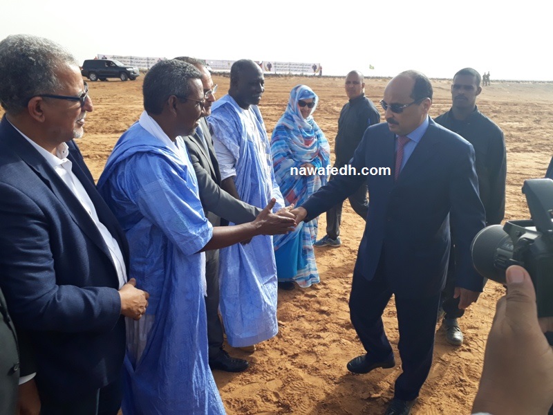 عزيز يصافح كبار مستقبليه لحظة وصوله مقر إطلاق الحملة الزراعية 2019/ 2020