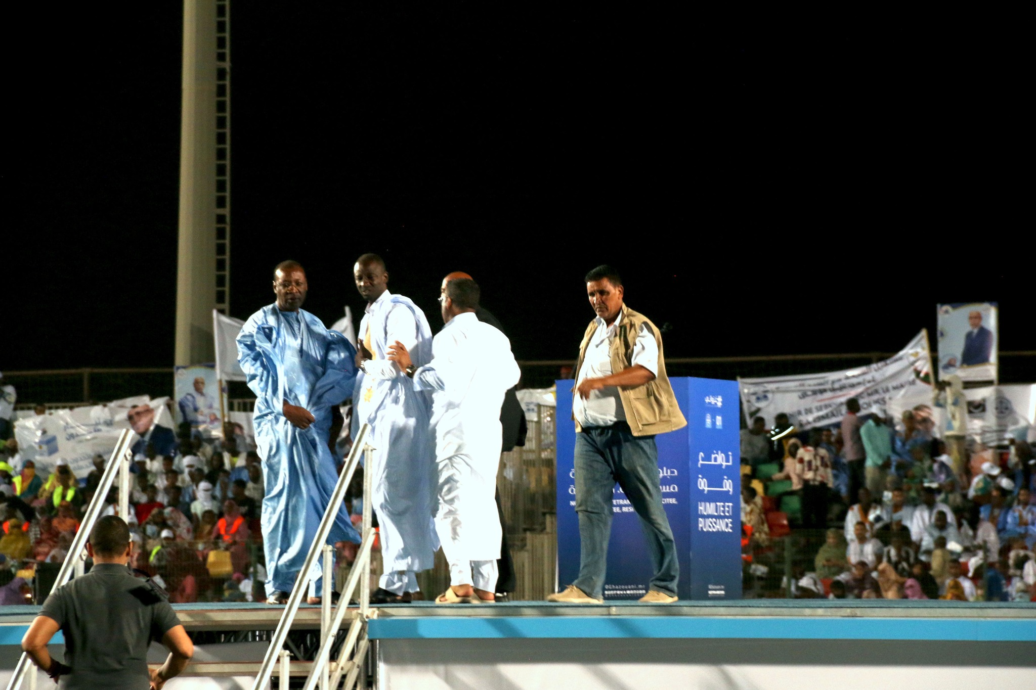 لحظة جلب منبر الخطابة وفي الصورة يظهر المهندس الديماني الذي استدعاه المنظمون