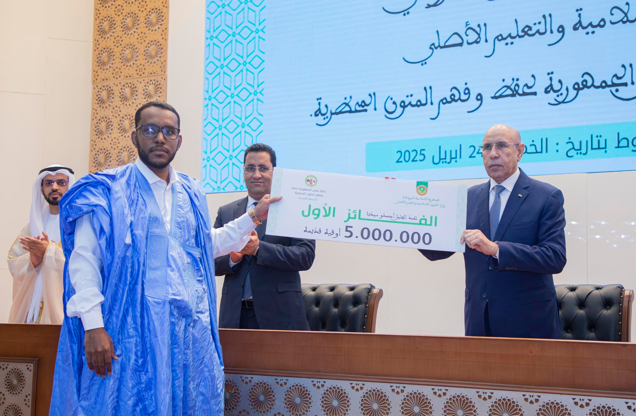 عبد الجليل يتسلم جائزته من رئيس الجمهورية 