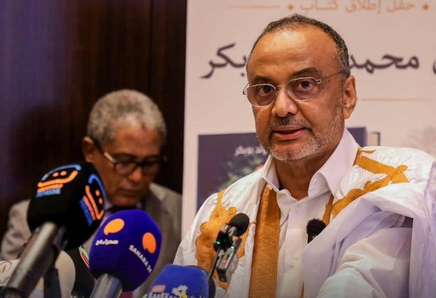 ولد بوبكر يترأس حفلا لتقديم وتوقيع كتابه الجديد "زمن العبور الهادئ"