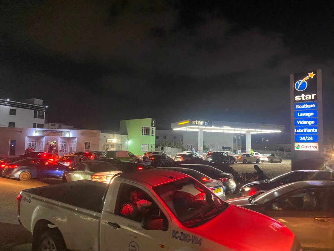نواكشوط: طوابير السيارات تمتد على مسافات أمام محطات الوقود