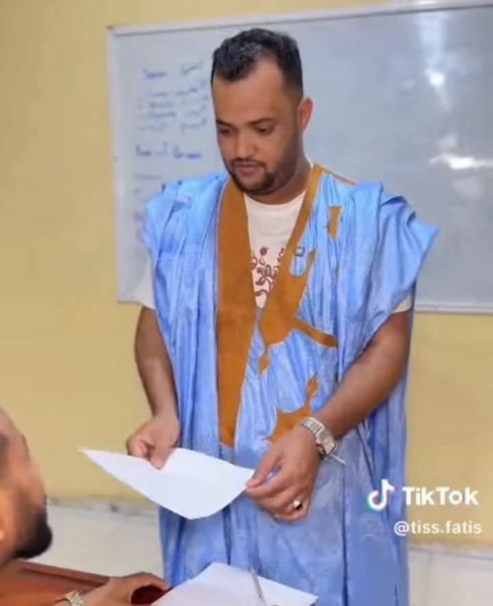 لقطة من الفيديو يظهر فيها الشخص الذي يمثل دور الأستاذ