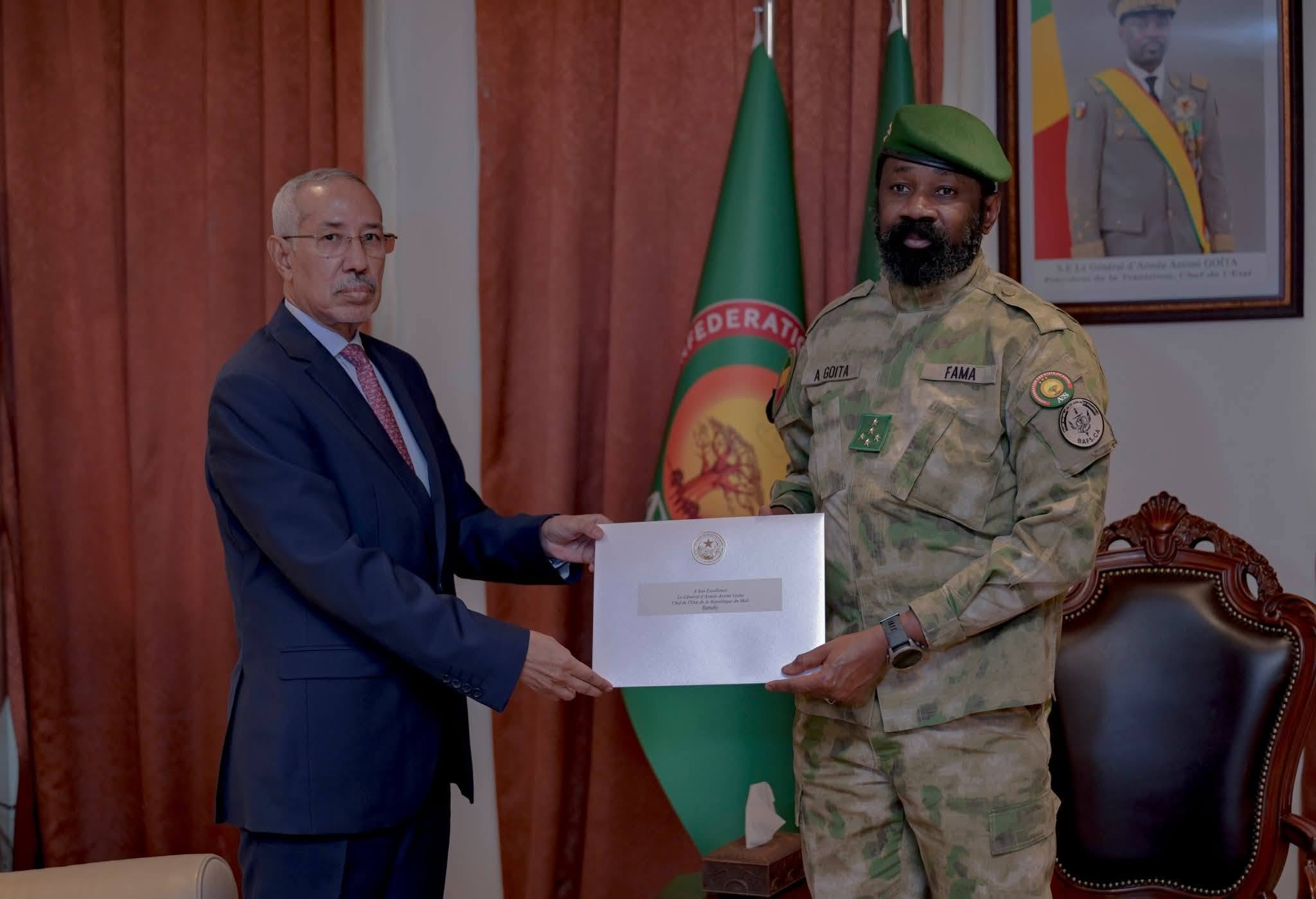 وزير الدفاع يسلم رسالة من غزواني للجنرال غويتا