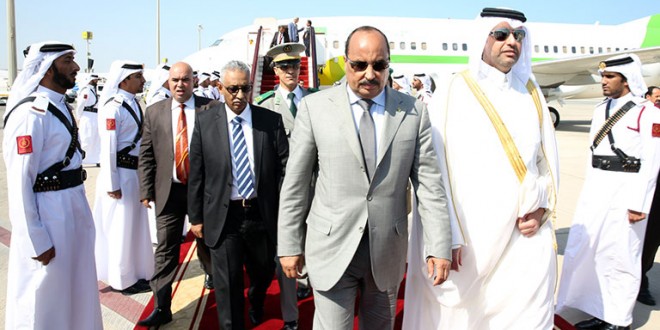 وزير التجارة القطري في مطار حمد مع عزيز 
