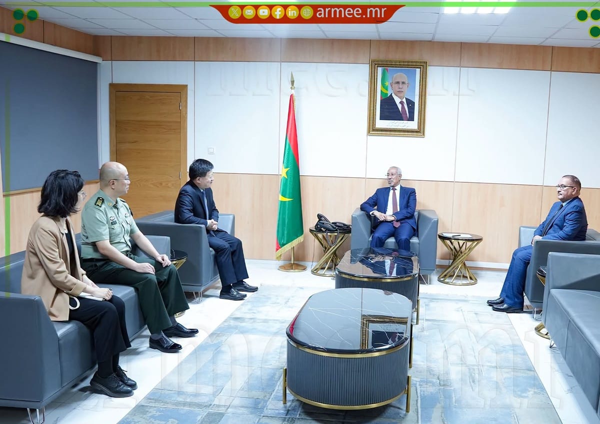 وزير الدفاع يجري مباحثات مع وفد صيني