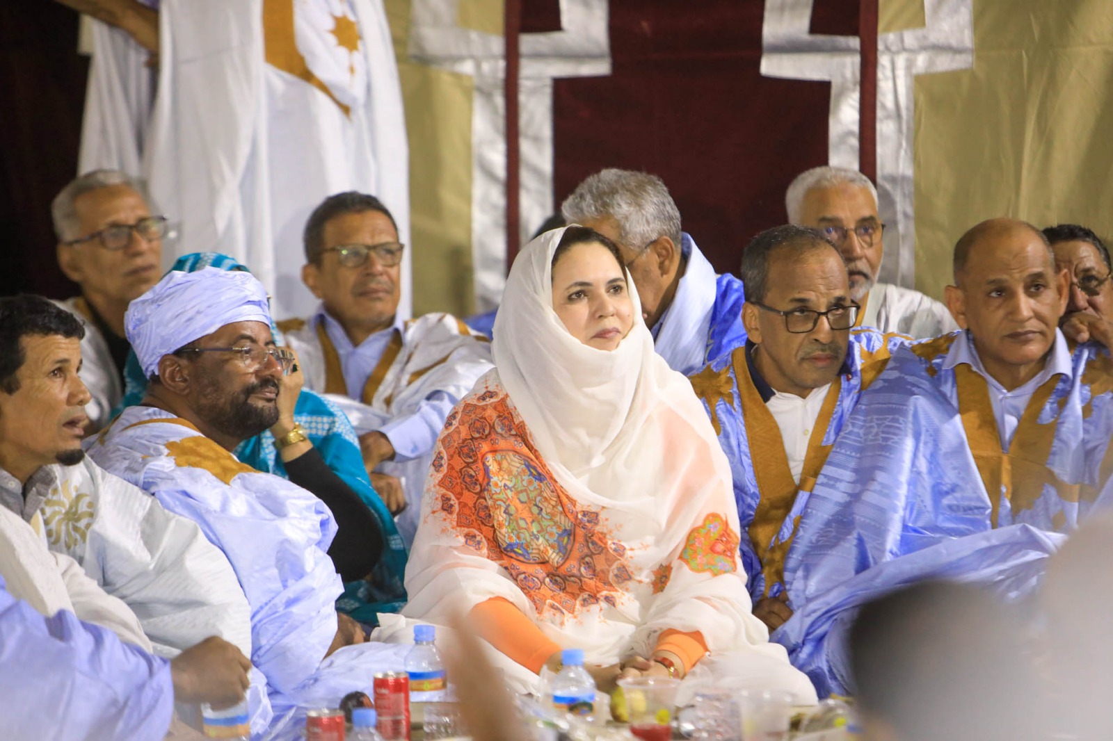 في الوسط تظهر الوزيرة زينب بنت أحمدناه في تظاهرة سابقة داعمة للرئيس/ إرشيف "نوافذ"