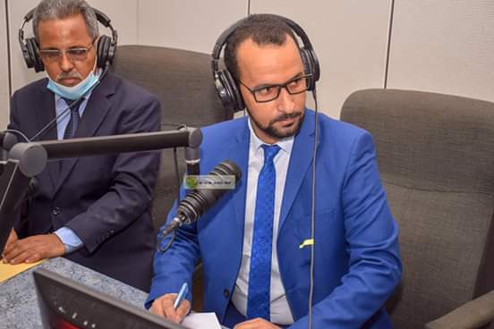 الزميل عبد المجيد إبراهيم لحظة إطلاق البث بحضور الوزراء والمدير العام الإذاعة