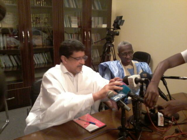 ولد محم في عراكه مع المكرفونات 