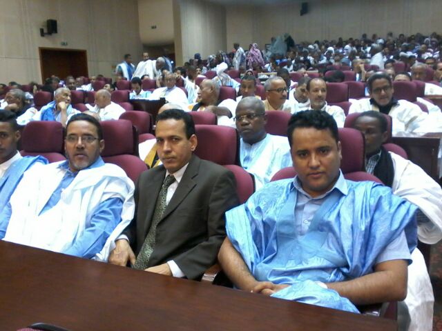 من اليمين الحضرمي محمد أنداه مهندس بشركة نوكيا و رئيس فرع UPR بكرو